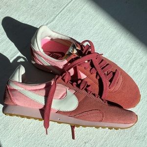 Women’s Pink Nike Pre Montreal RCR Vntg Size 6